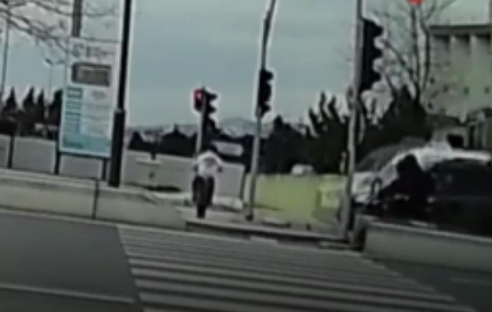 Minibüsün çarptığı motosikletli metrelerce savruldu