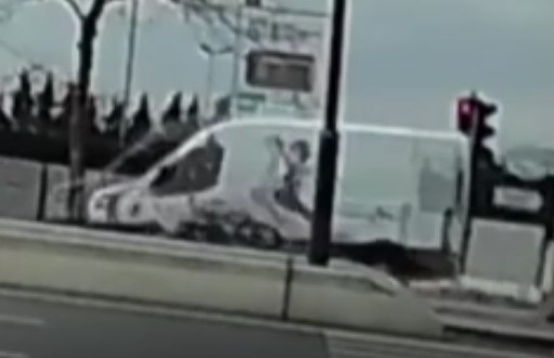 Minibüsün çarptığı motosikletli metrelerce savruldu