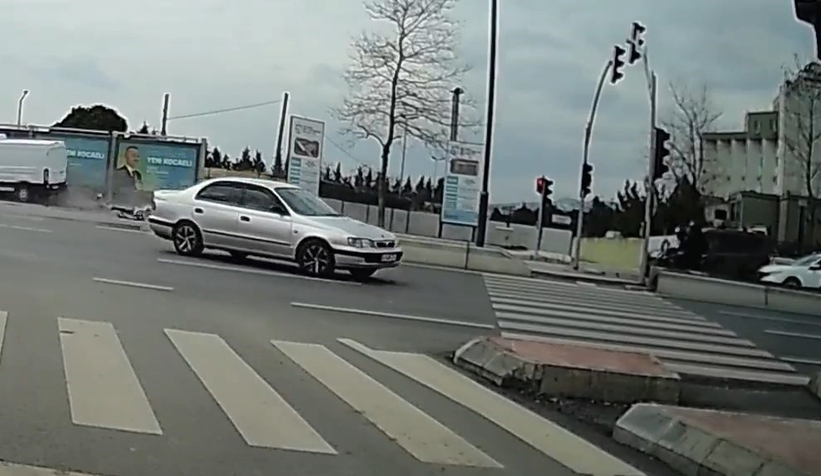 Minibüsün çarptığı motosikletli metrelerce savruldu