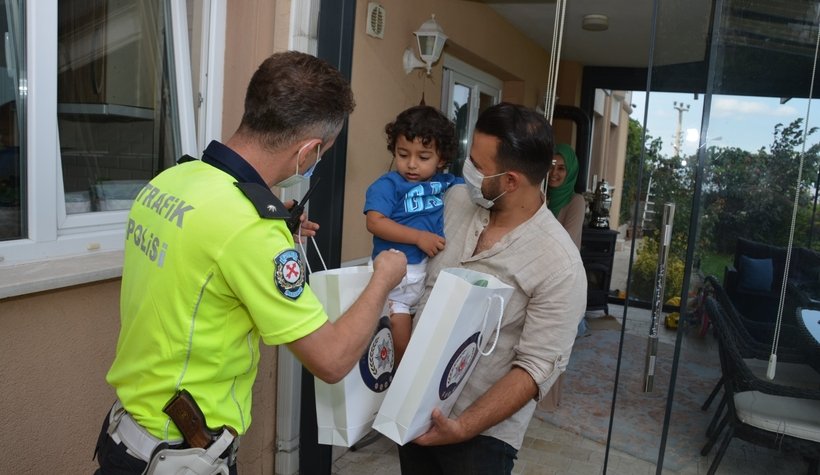 Minik Ertuğrul'un polis sevgisi karşılıksız kalmadı
