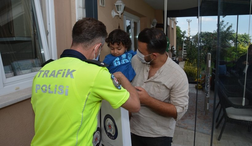 Minik Ertuğrul'un polis sevgisi karşılıksız kalmadı