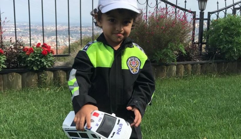 Minik Ertuğrul'un polis sevgisi karşılıksız kalmadı