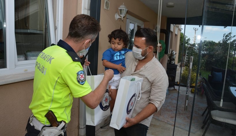 Minik Ertuğrul'un polis sevgisi karşılıksız kalmadı