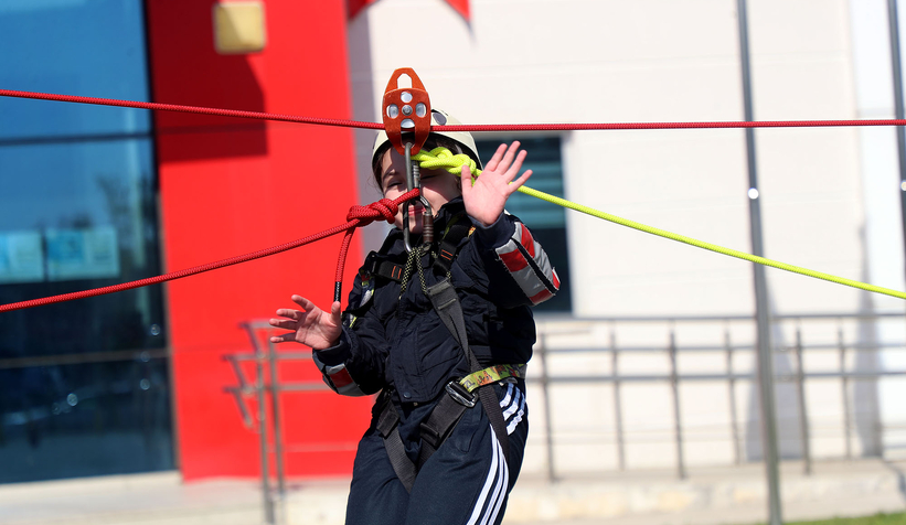 Minik itfaiyecilerin ateşle mücadelesi