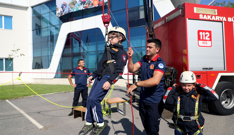 Minik itfaiyecilerin ateşle mücadelesi
