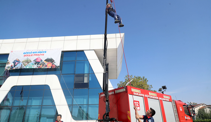 Minik itfaiyecilerin ateşle mücadelesi