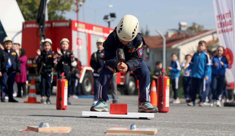 Minik itfaiyecilerin ateşle mücadelesi