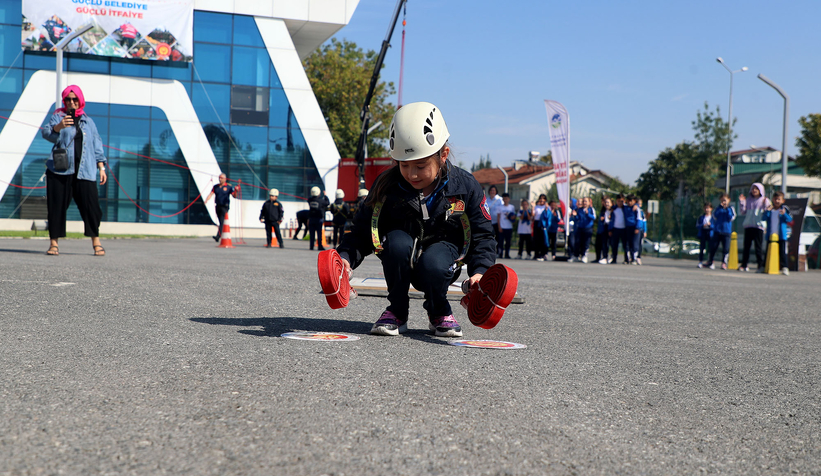 Minik itfaiyecilerin ateşle mücadelesi