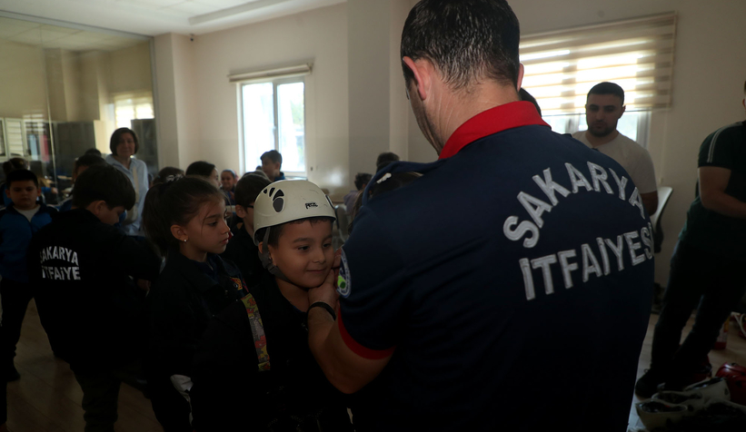 Minik itfaiyecilerin ateşle mücadelesi