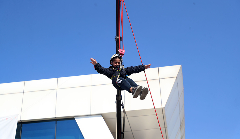 Minik itfaiyecilerin ateşle mücadelesi