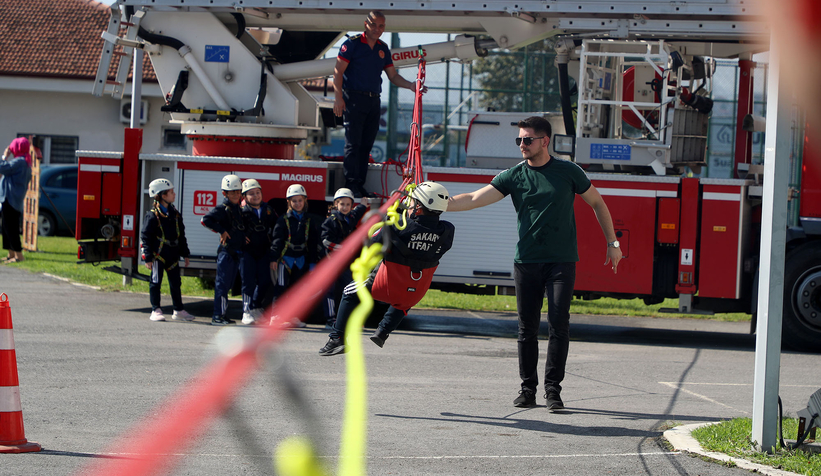 Minik itfaiyecilerin ateşle mücadelesi