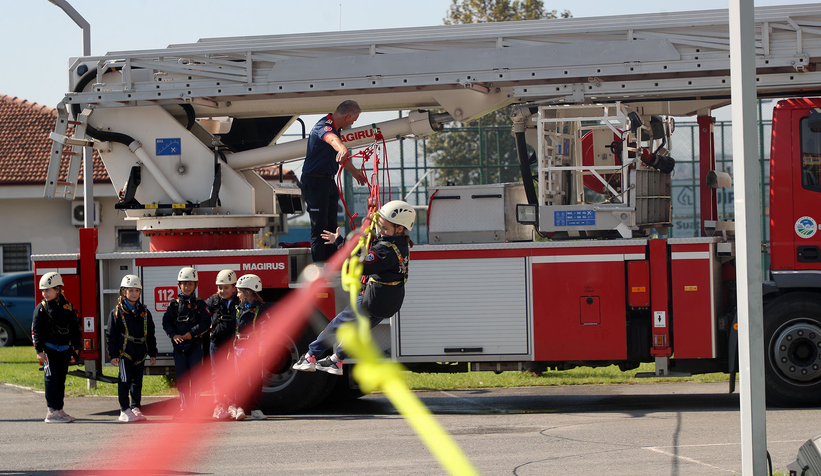 Minik itfaiyecilerin ateşle mücadelesi