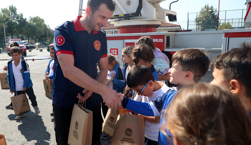 Minik itfaiyecilerin ateşle mücadelesi