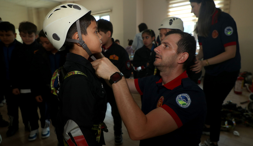 Minik itfaiyecilerin ateşle mücadelesi