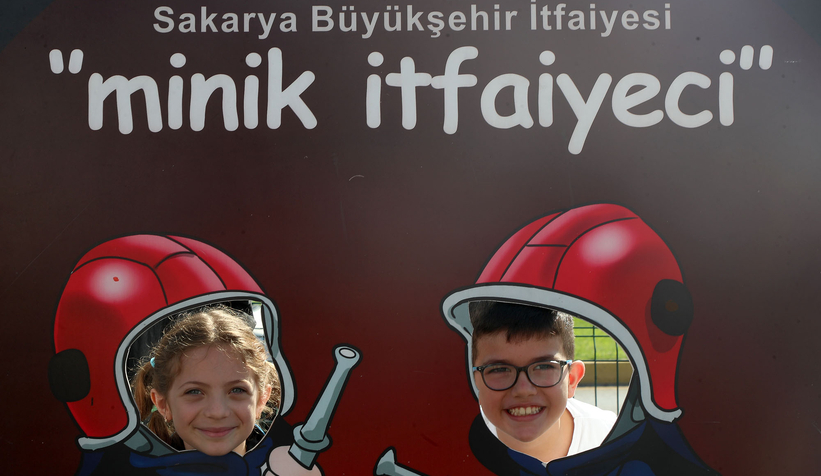 Minik itfaiyecilerin ateşle mücadelesi