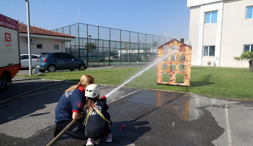 Minik itfaiyecilerin ateşle mücadelesi