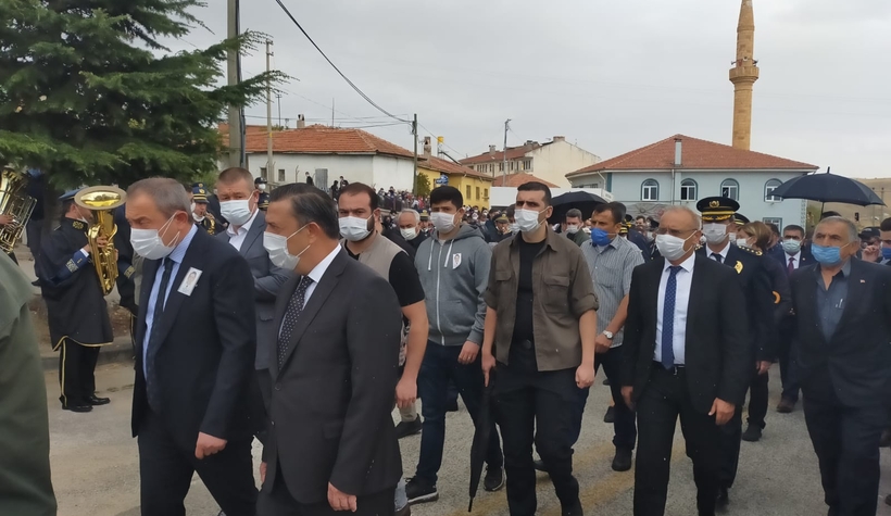 minik-poyraz-sehit-babasini-asker-selamiyla-ugurladisgmxdmjscn