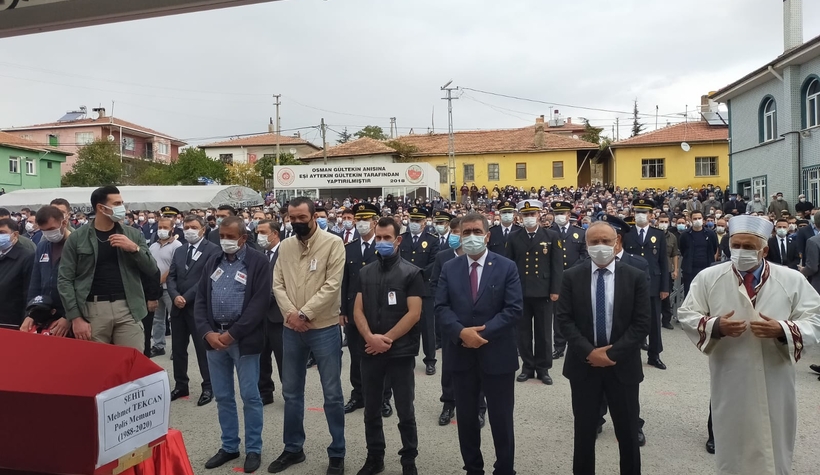 minik-poyraz-sehit-babasini-asker-selamiyla-ugurladisgmxdmjscn