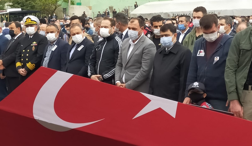 minik-poyraz-sehit-babasini-asker-selamiyla-ugurladisgmxdmjscn