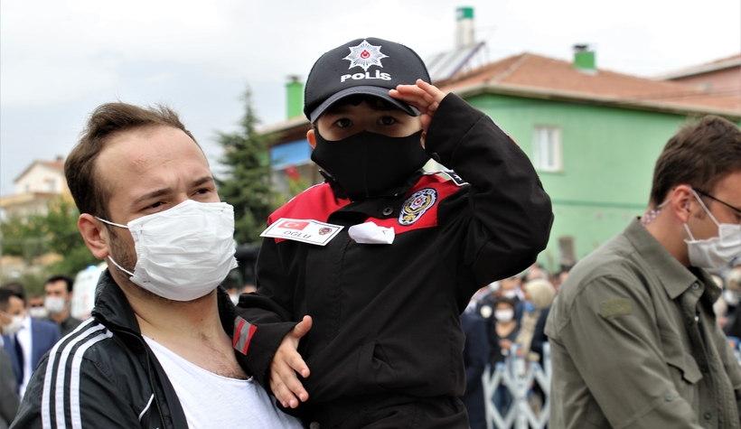 minik-poyraz-sehit-babasini-asker-selamiyla-ugurladisgmxdmjscn