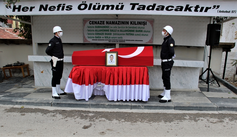 minik-poyraz-sehit-babasini-asker-selamiyla-ugurladisgmxdmjscn