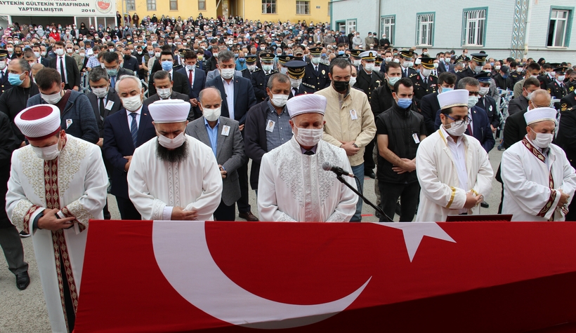 minik-poyraz-sehit-babasini-asker-selamiyla-ugurladisgmxdmjscn