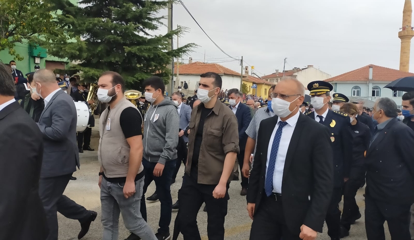 minik-poyraz-sehit-babasini-asker-selamiyla-ugurladisgmxdmjscn