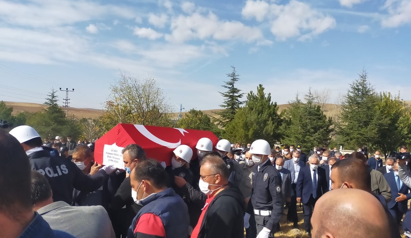 minik-poyraz-sehit-babasini-asker-selamiyla-ugurladisgmxdmjscn