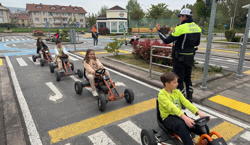 miniklere-trafik-bilinci-asilandioemvoetyrl