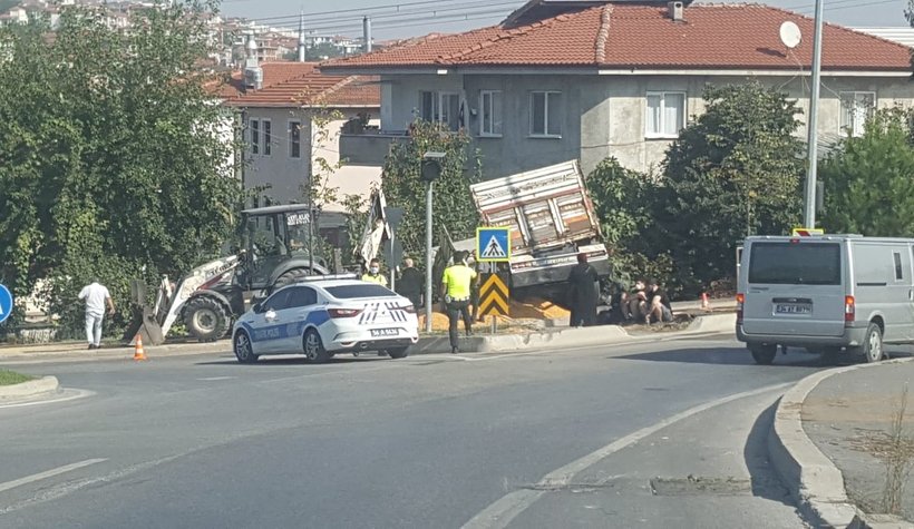 Mısır yüklü kamyon bahçeye daldı