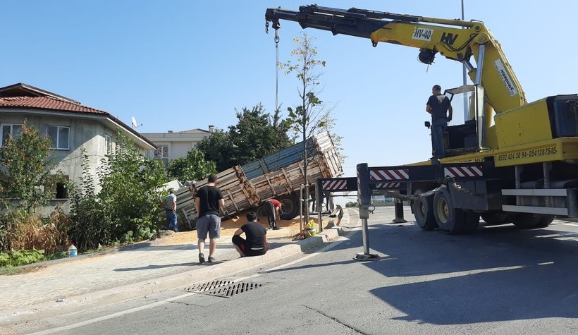 Mısır yüklü kamyon bahçeye daldı