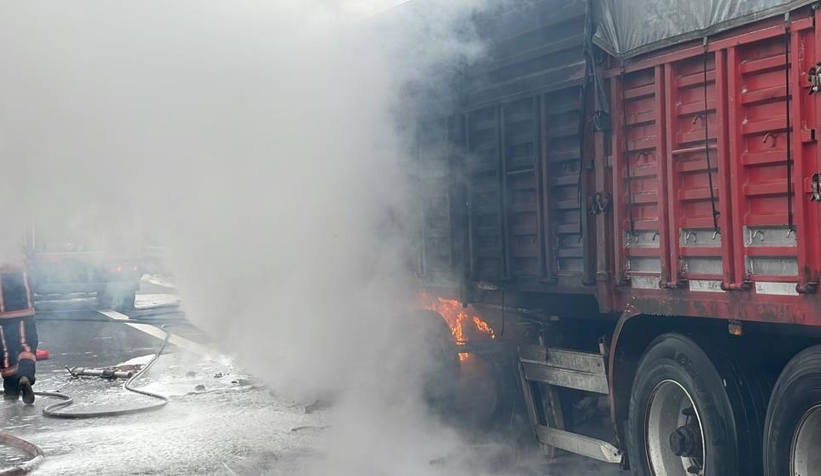 Mısır yüklü Tır alevlere teslim oldu