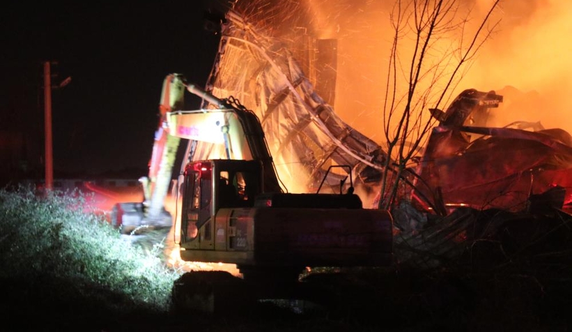 Mobilya atölyesindeki yangın kontrol altına alındı