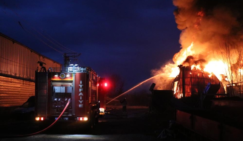 Mobilya atölyesindeki yangın kontrol altına alındı
