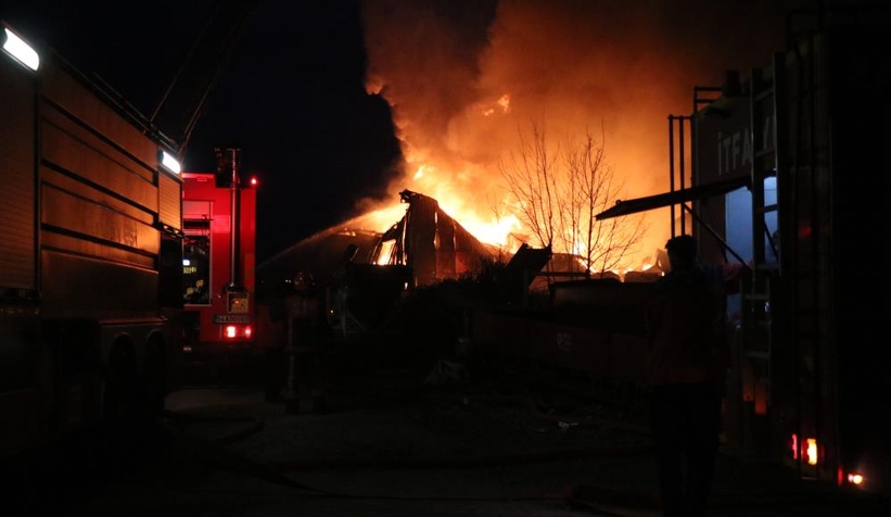 Mobilya atölyesindeki yangın kontrol altına alındı