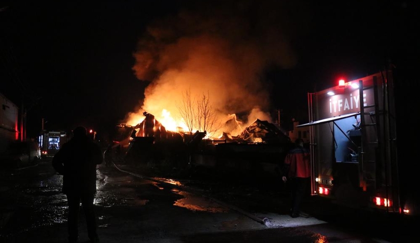 Mobilya atölyesindeki yangın kontrol altına alındı