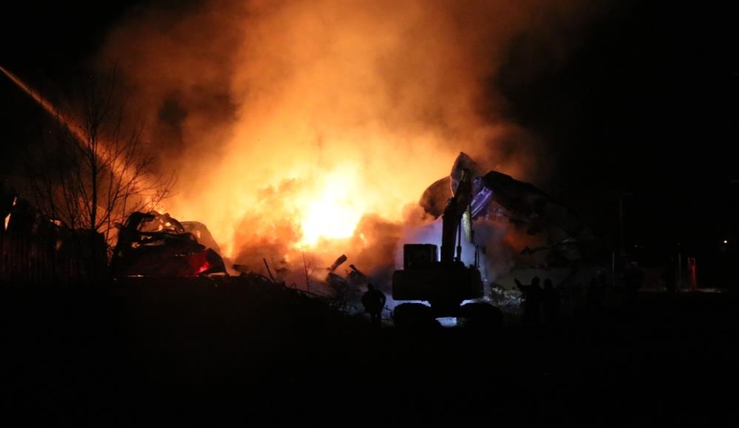 Mobilya atölyesindeki yangın kontrol altına alındı