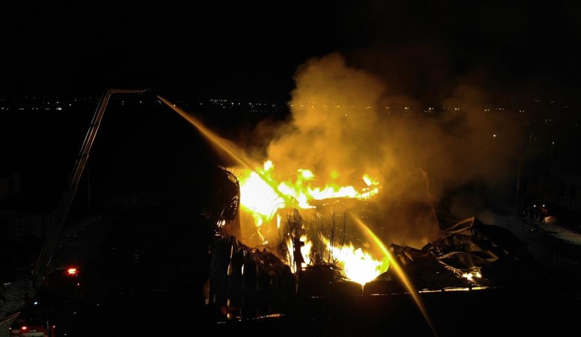 Mobilya atölyesindeki yangın kontrol altına alındı