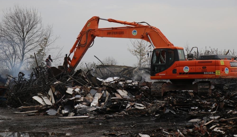 Mobilya deposundan geriye sadece demir yığınları kaldı