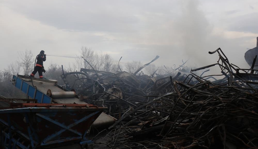 Mobilya deposundan geriye sadece demir yığınları kaldı