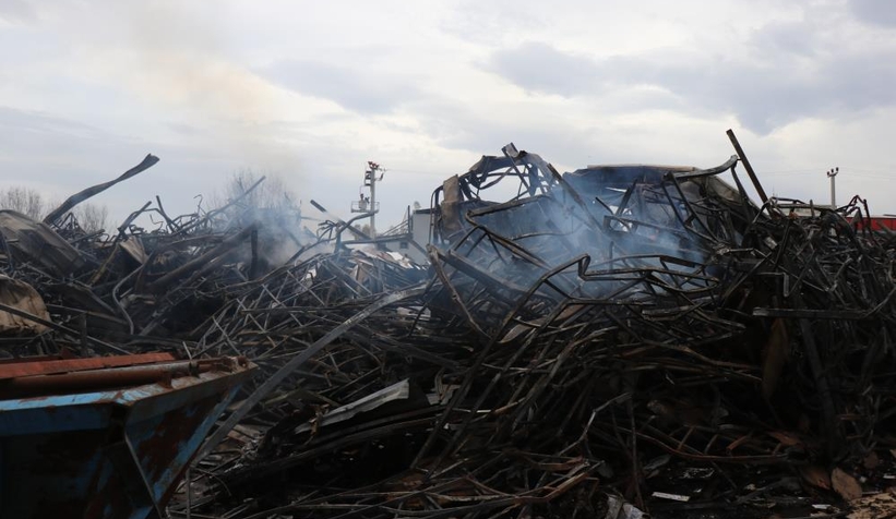 Mobilya deposundan geriye sadece demir yığınları kaldı