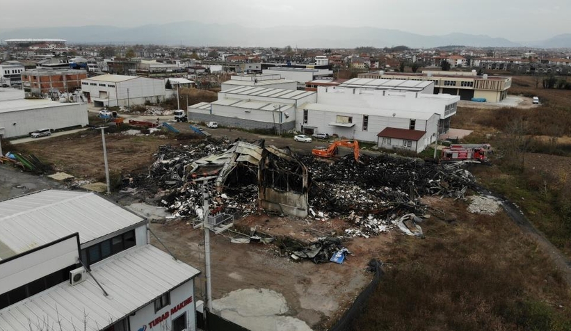 Mobilya deposundan geriye sadece demir yığınları kaldı