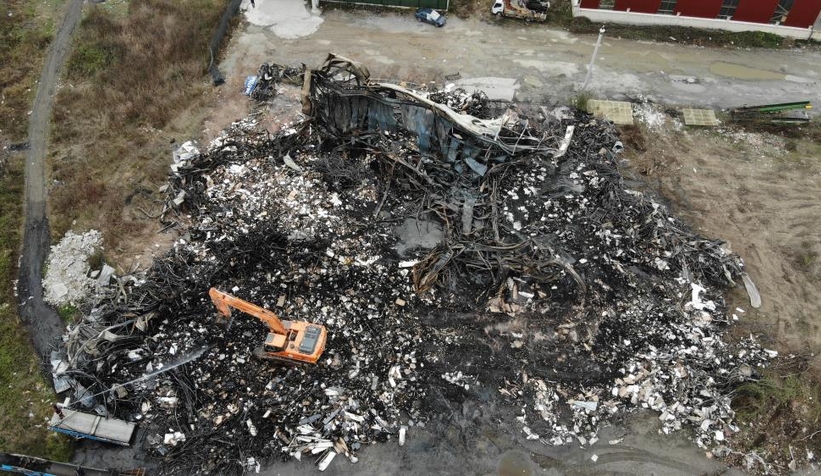 Mobilya deposundan geriye sadece demir yığınları kaldı