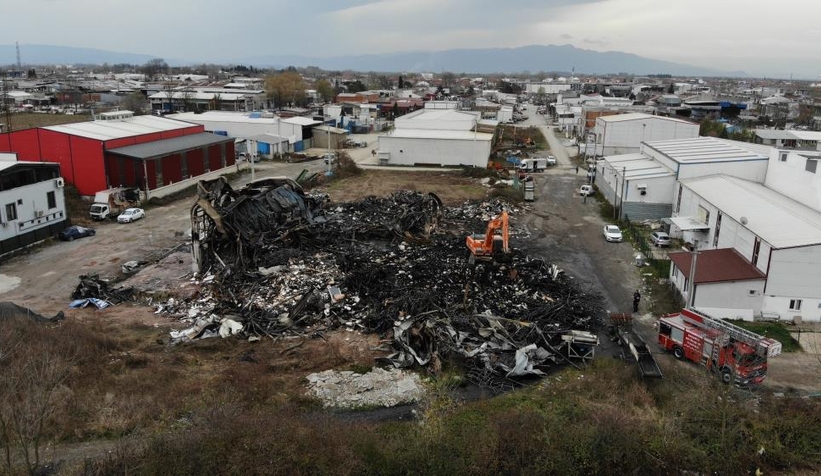 Mobilya deposundan geriye sadece demir yığınları kaldı