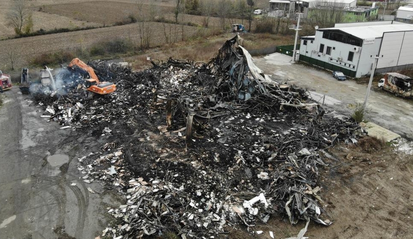 Mobilya deposundan geriye sadece demir yığınları kaldı