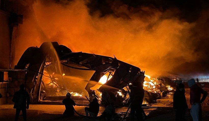 Mobilya fabrikası alev alev yandı