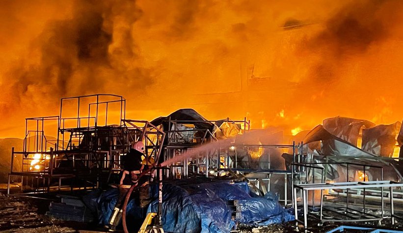 Mobilya fabrikası alev alev yandı