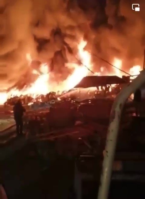 Mobilya fabrikası alev alev yandı