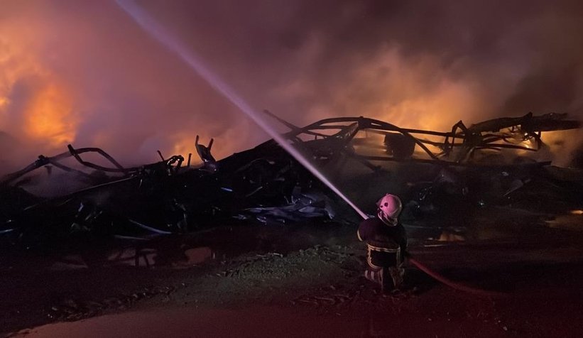 Mobilya fabrikası alev alev yandı