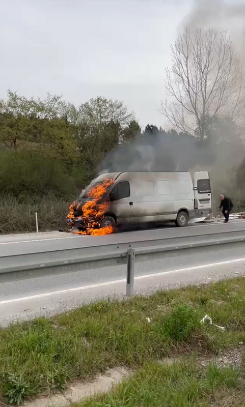 mobilya-malzemesi-yuklu-minibus-alev-alev-yandienfydworz3